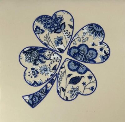 Tegeltje – delftsblauw klavertje creme/blauw